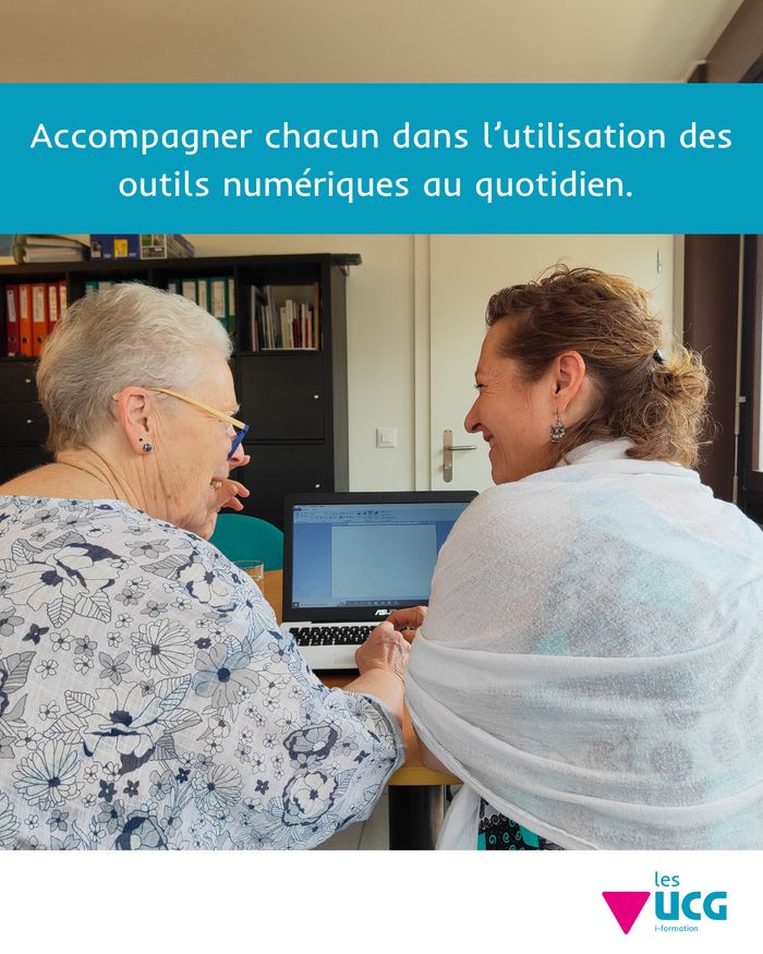 Une femme âgée aux cheveux blancs et une femme plus jeune, assises côte à côte devant un ordinateur portable, échangent en souriant. En haut, le texte : « Accompagner chacun dans l’utilisation des outils numériques au quotidien. » Logo des UCG en bas à droite