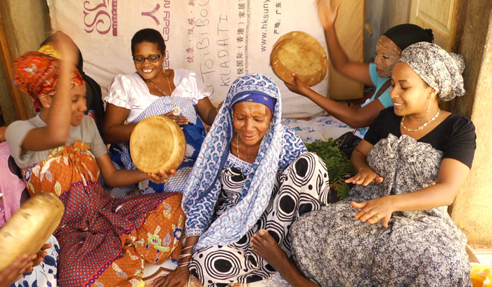musique, joie, rencontre, tradition, motifs, instruments, bienveillance, rythme, mouvement, artisanat, tambour, percussion,sourire, groupe de personnes