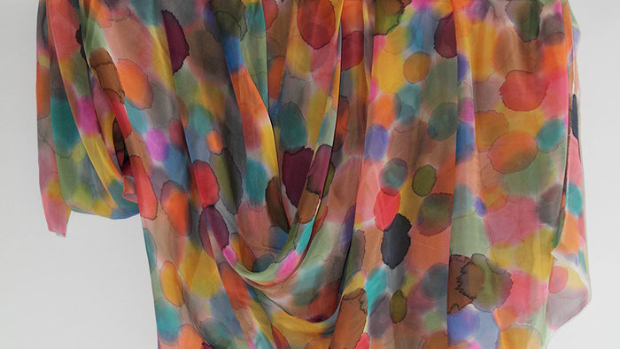 Œuvres en tissu de Marie Ducaté : il s'agit d'un rideau qui a été peint avec des ronds de couleurs.