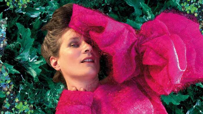 Photo de Camille couchée dans de la verdure