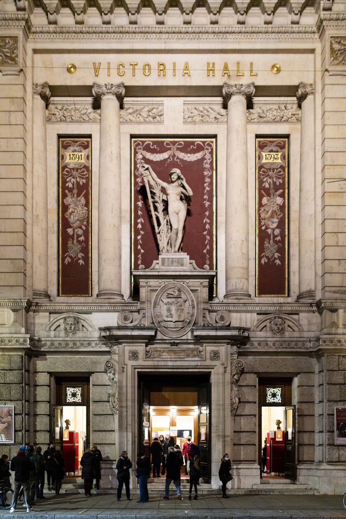 Photo de l'entrée du Victoria Hall