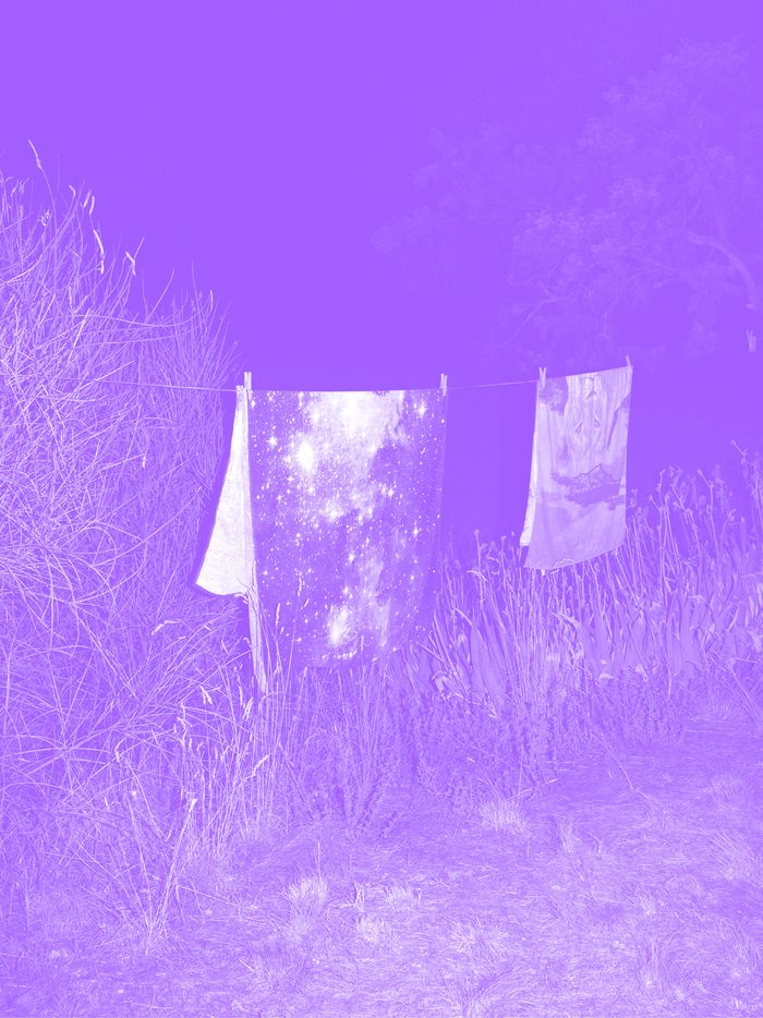 Des serviettes etendues qui volent au vent. La photo a un filtre de couleur.