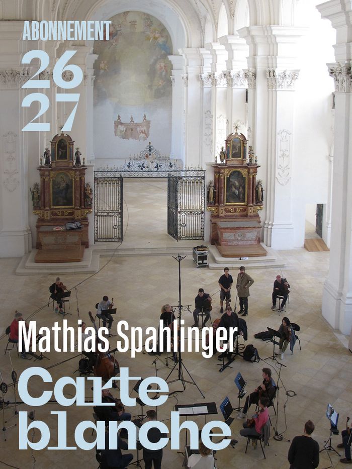 L’image montre un grand intérieur d’église baroque, lumineux et décoré de fresques et de sculptures. C'est l'Abbatiale de Bellelay. Au centre, des musiciens sont installés pour un concert, avec le texte « Mathias Spahlinger – Carte blanche » au premier plan.