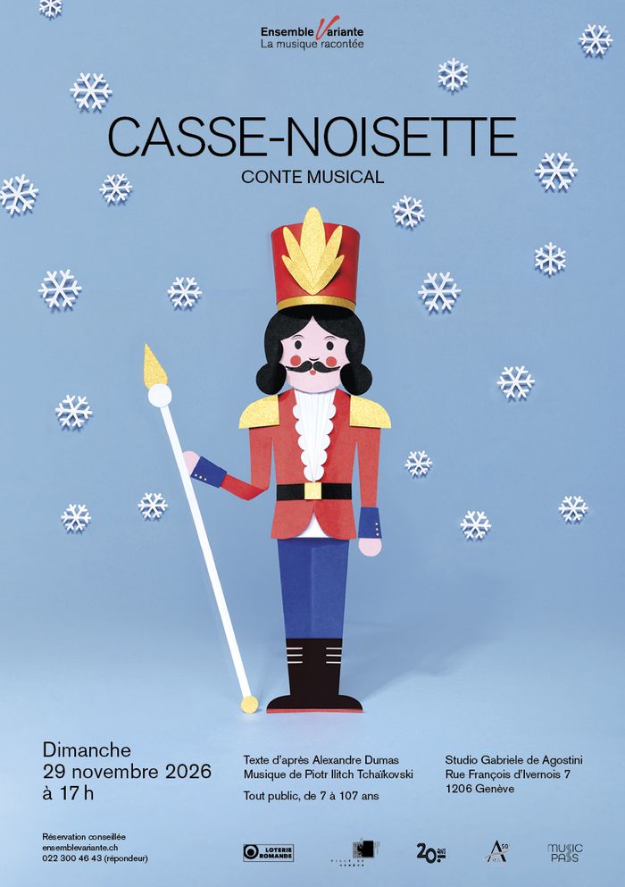 Un Casse-Noisette en forme de soldat, avec les cheveux, une moustache et des bottes noirs, un chapeau et un costume rouge et doré, tient un septre. Des flocons de neige tombent autour de lui.
