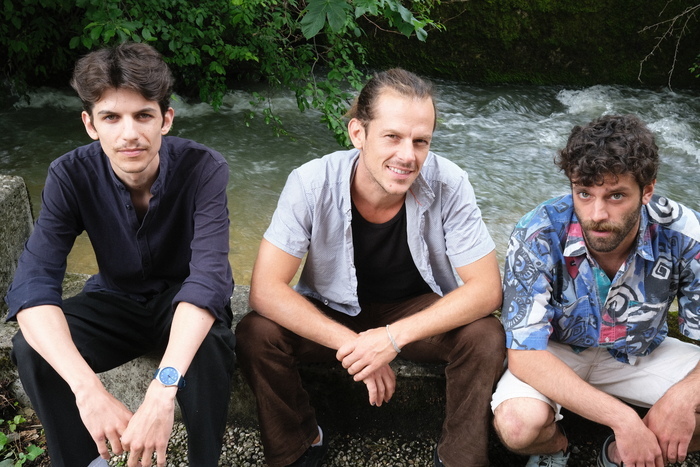 Les 3 musiciens au bord d'une rivière