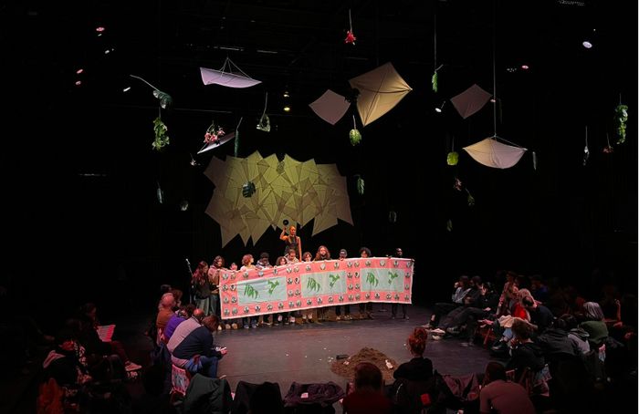 La scène du spectacle avec les interprètes et le public