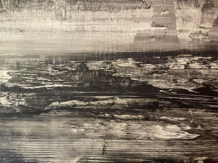 Une peinture sombre et abstraite qui représente une paysage.
