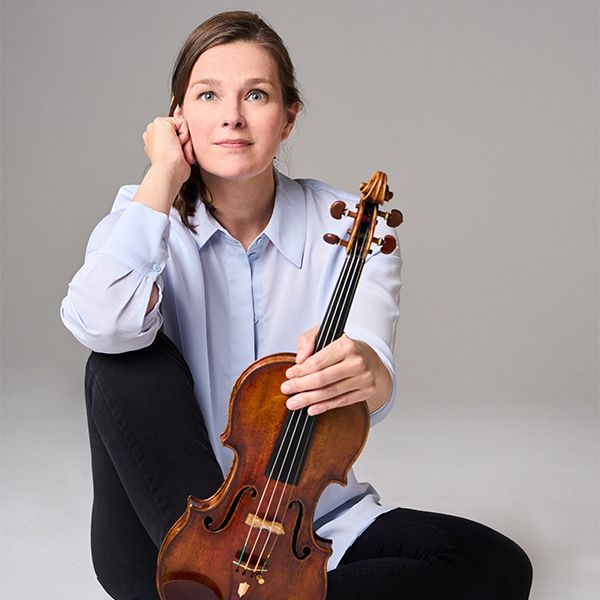 La violoniste Janine Jansen tenant son violon