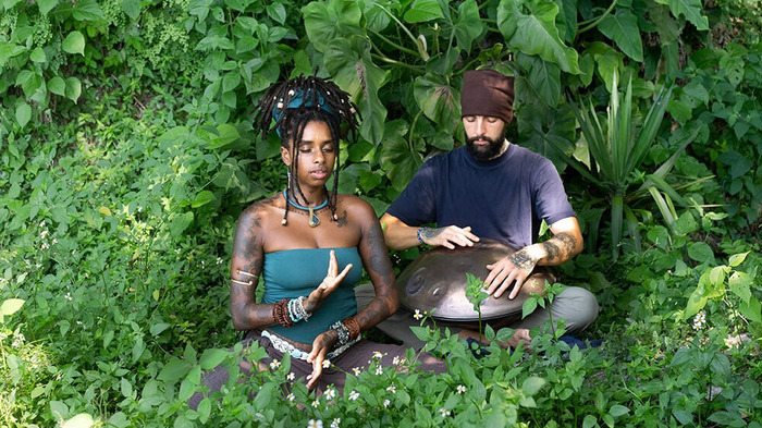 DR Photos des deux artistes dans la verdure