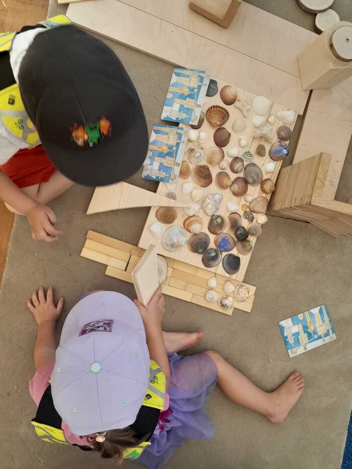 Enfants faisant du bricolage