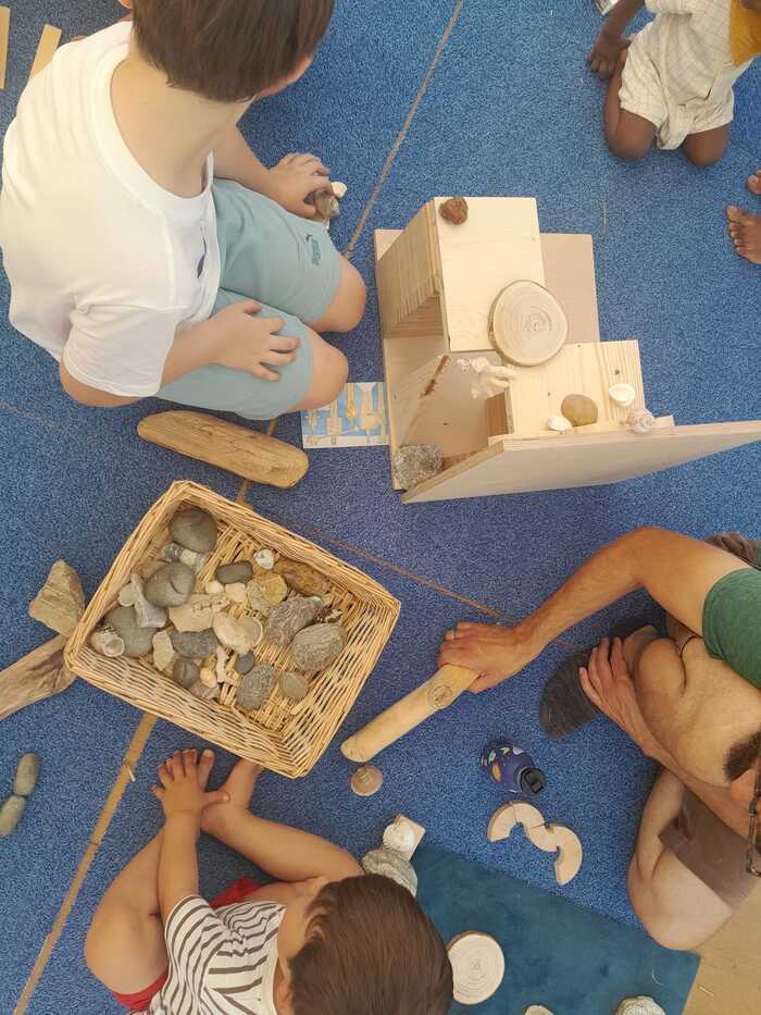 Enfants faisant du bricolage