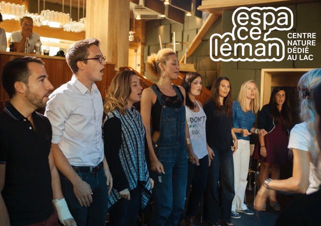 Plusieurs chanteuses et chanteurs sont alignés et chantent ensemble face à l'organisatrice, Circé Luginbühl.