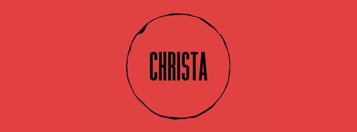 Visuel de l’oratorio « Christa ». Le nom est inscrit dans un cercle noir, sur fond rouge.