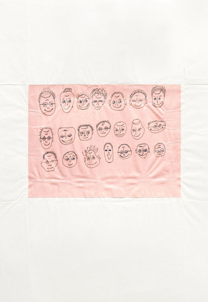 Feuille de papier rose froissée avec 21 dessins de visages répartis sur trois lignes.