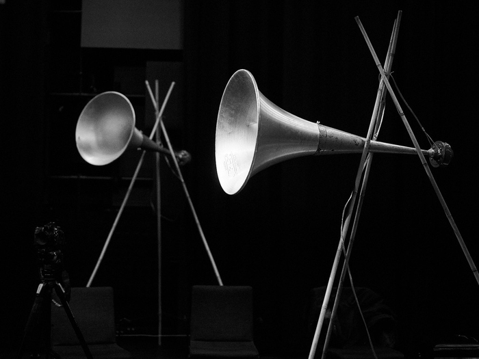 Sur cette image nous voyons deux haut-parleurs corne.