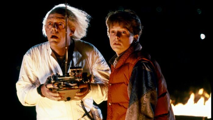 Un vieux savant fou avec une manette du futur dans les mains et à côté de lui un jeune hommes. Les deux ont l'air effrayés.