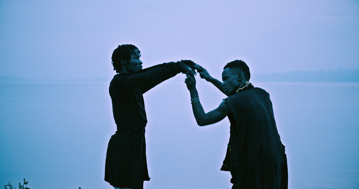 Cinémas d'Afrique Silhouette, danse, lac, interaction, mouvement, noir, eau, horizon, ambiance bleutée, extérieur, connexion humaine