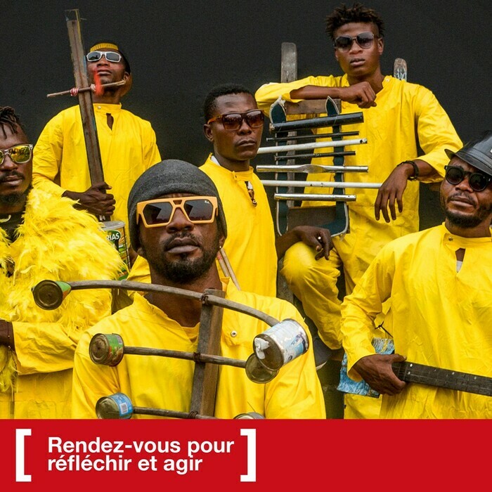 Système K Image du film avec 6 personnes qui posent avec leurs instruments de musique faits en matériel de récupération.