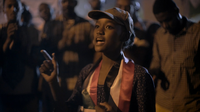 Festivals cinémas d'Afrique femme, discours, foule, nuit, engagement, manifestation, émotion, éclairage chaud, expression,