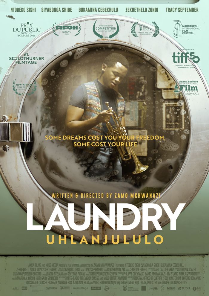 C’est une affiche de film intitulé « Laundry Uhlanjululo ». On y voit un jeune homme noir, tenant une trompette, photographié derrière le hublot d’une grande machine à laver, dans une laverie. L’affiche porte la phrase : «Certains rêves vous coûtent votre liberté, d’autres vous coûtent votre vie.»