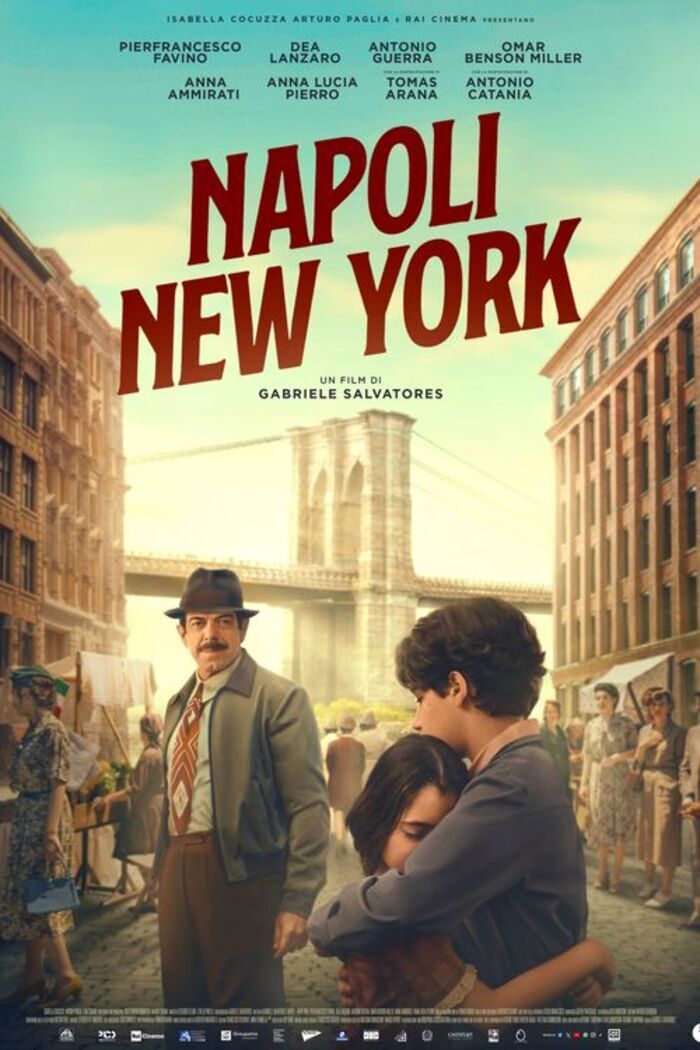 Au centre, en très grandes lettres rouges, figure le titre : NAPOLI NEW YORK. L’arrière-plan représente une rue ancienne bordée de hauts immeubles en briques, évoquant un quartier populaire de New York dans les années 1940 ou 1950. Au fond de la rue, on aperçoit le pont de Brooklyn.

Dans la partie inférieure de l’affiche, trois personnages attirent l’attention : un adolescent aux cheveux bruns enlace une jeune fille plus petite. À gauche, un homme moustachu portant un chapeau sombre, une veste…