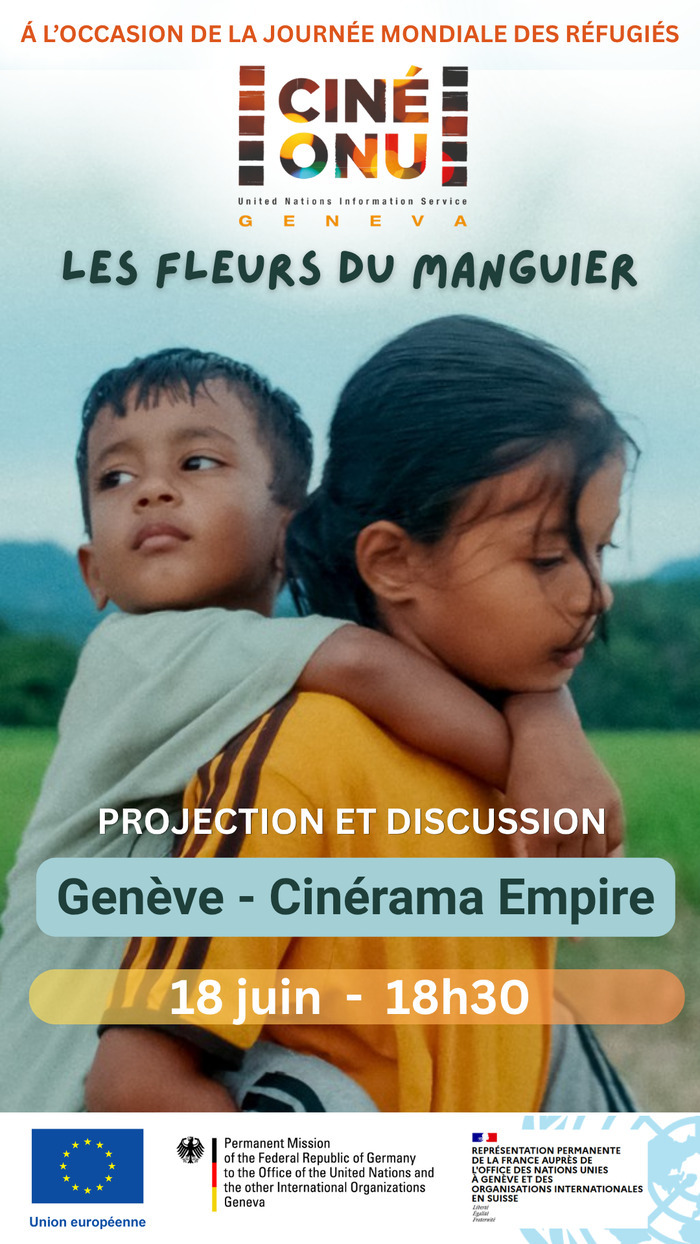 Une petite fille porte un petit garçon sur son dos. Ils se trouvent devant un champ.