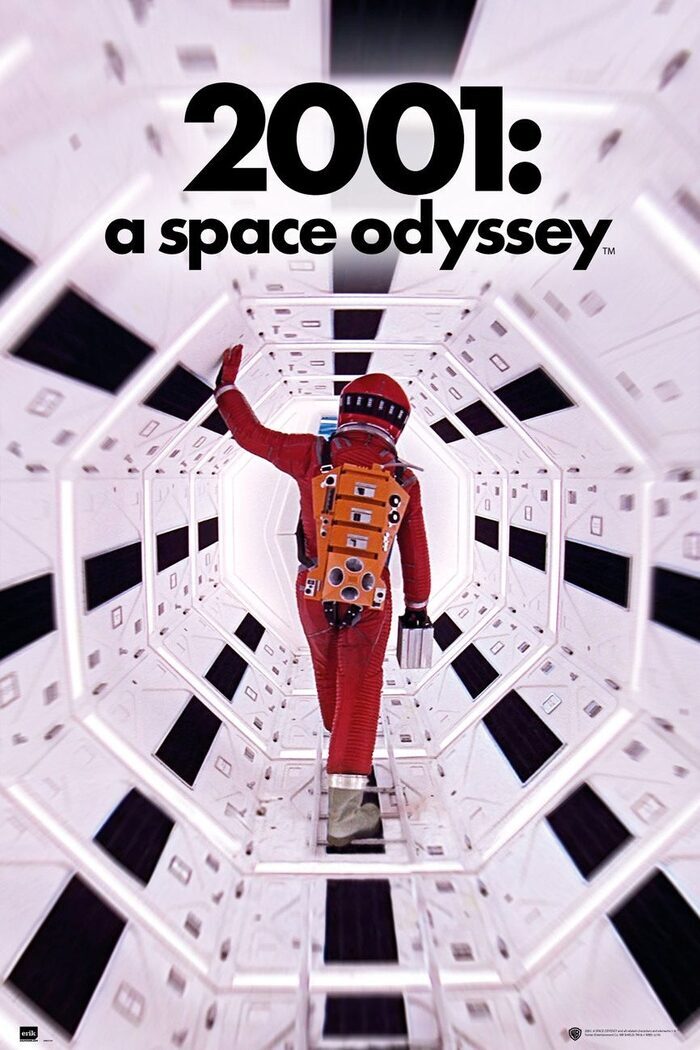 Un astronaute en combinaison rouge avance dans un couloir spatial immaculé aux formes géométriques, symbole de l'exploration, du mystère et de l'infini cosmique.