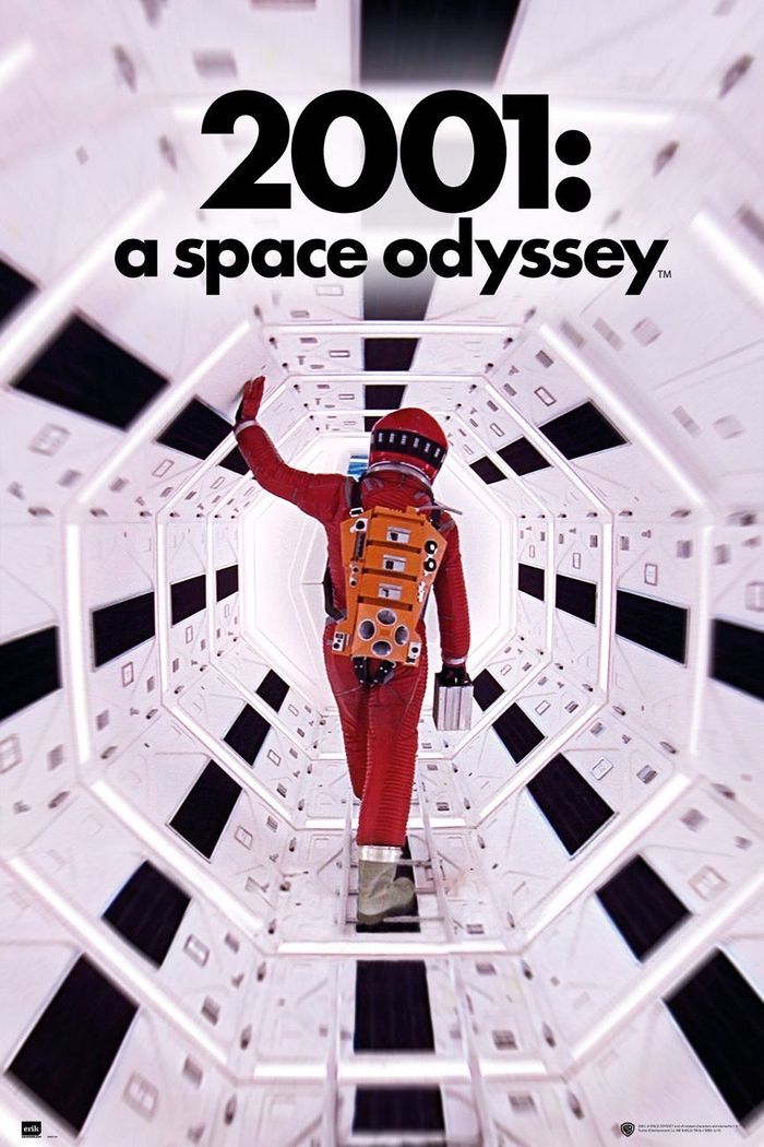 Un astronaute en combinaison rouge avance dans un couloir spatial immaculé aux formes géométriques, symbole de l'exploration, du mystère et de l'infini cosmique.