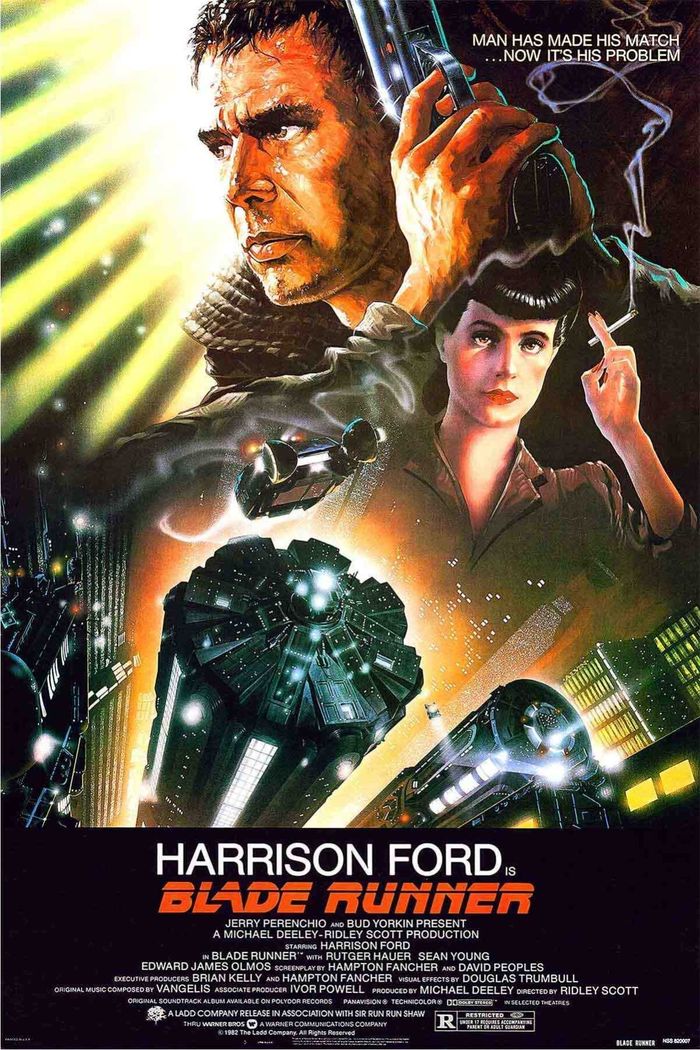 Affiche de science-fiction dense et spectaculaire montrant le détective Rick Deckard armé, entouré de visages de personnages, de néons futuristes et de véhicules volants, sur fond de ville dystopique baignée de lumières nocturnes. Inspirée du style illustré épique des années 1980.