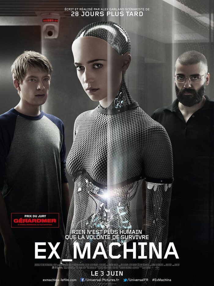 Une androïde au regard énigmatique se tient entre deux hommes dans un laboratoire futuriste, illustrant la frontière floue entre intelligence artificielle et humanité.