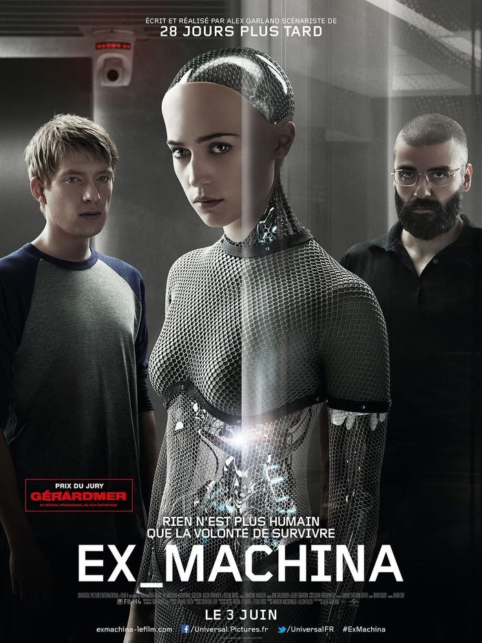Une androïde au regard énigmatique se tient entre deux hommes dans un laboratoire futuriste, illustrant la frontière floue entre intelligence artificielle et humanité.