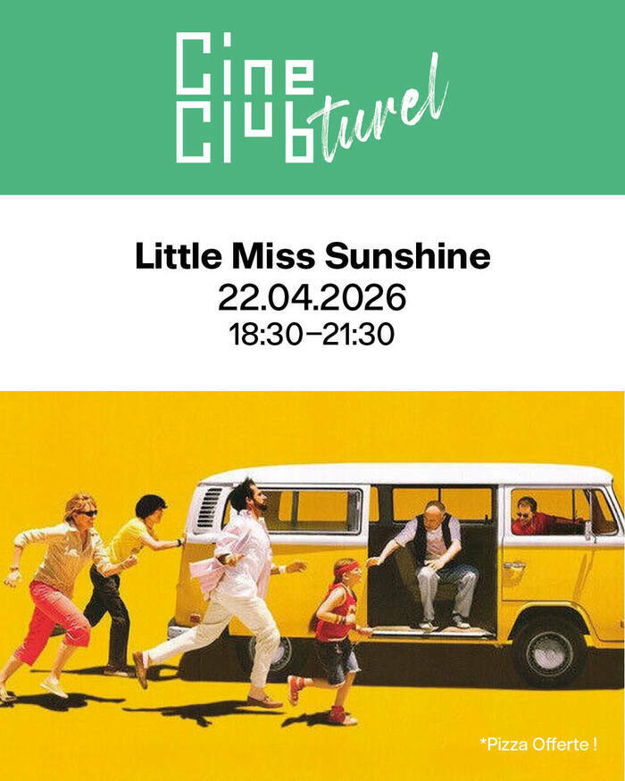 L’affiche de Little Miss Sunshine montre un vieux van VW jaune vif lancé à toute allure, avec toute la famille en train de courir pour monter à bord. Chaque personnage est figé dans une posture expressive, capturant l’énergie chaotique et tendre du film.