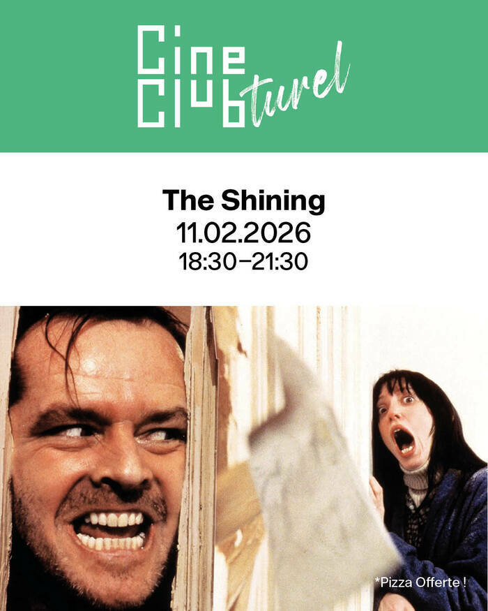 Le poster montre Jack Nicholson, visage dément, surgissant à travers une porte défoncée, la hache encore hors champ. Son expression est sauvage, les yeux écarquillés, les dents serrées. À l’arrière-plan, Shelley Duvall apparaît, paniquée, tenant un couteau, figée par la terreur.