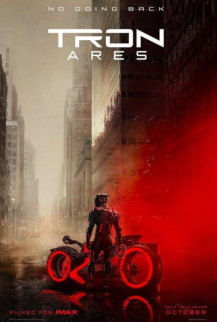 Affiche futuriste dominée par des néons rouges et noirs, montrant une silhouette équipée d'une combinaison lumineuse emblématique de l'univers Tron, dans une ville où le monde numérique semble fusionner avec la réalité.