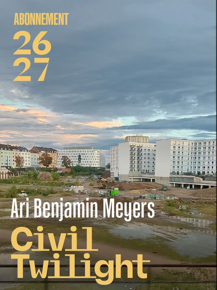 C’est une affiche montrant un quartier en construction au crépuscule, sous un ciel nuageux. Le titre « Civil Twilight » apparaît en grand, avec le nom de l’auteur Ari Benjamin Meyers.