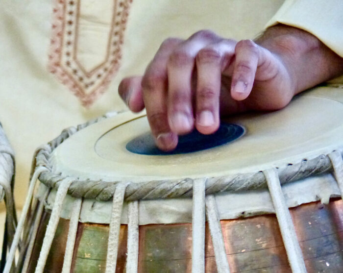 Une main posée sur un tambour