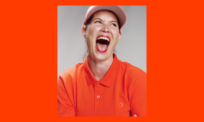 Photo de l'un des personnages du spectacle qui rit à gorge déployée