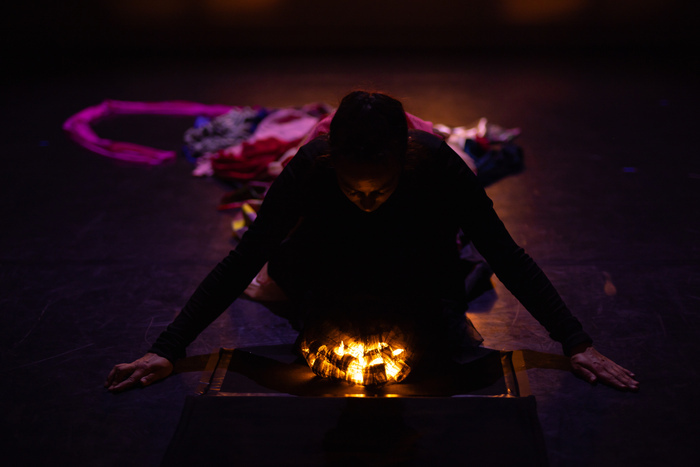 Gregory Batardon Danseuse au dessus d'une source de lumière