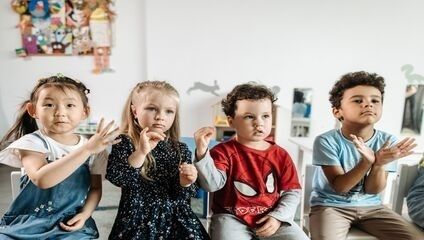 enfants chantants des comptines