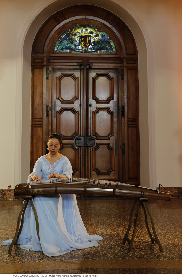 Photo d'une musicienne jouant du GuZheng
