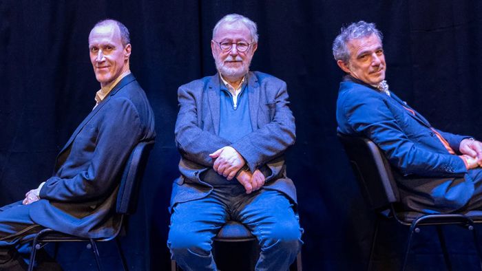 Je vois les trois musiciens du concert