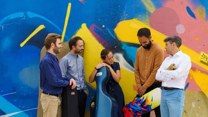 mur coloré avec musiciens devant