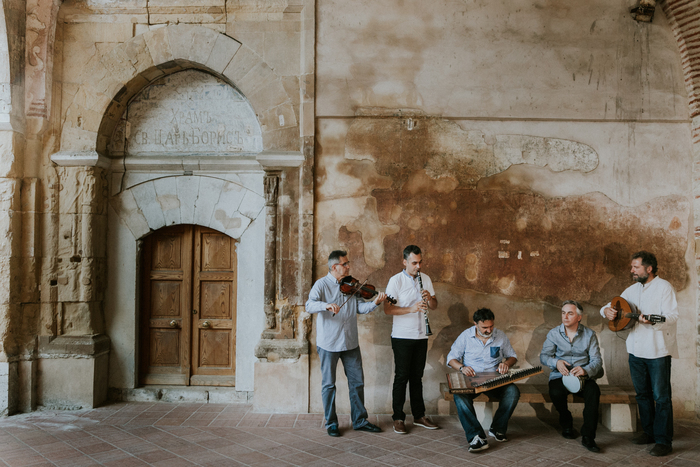 musiciens devant une porte