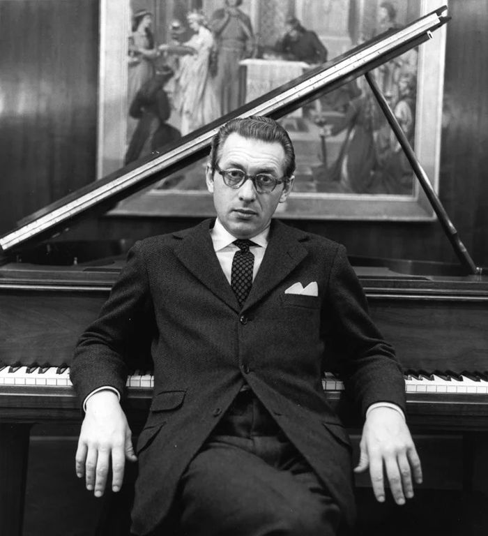 Portrait de Géza Anda, adossé à un piano