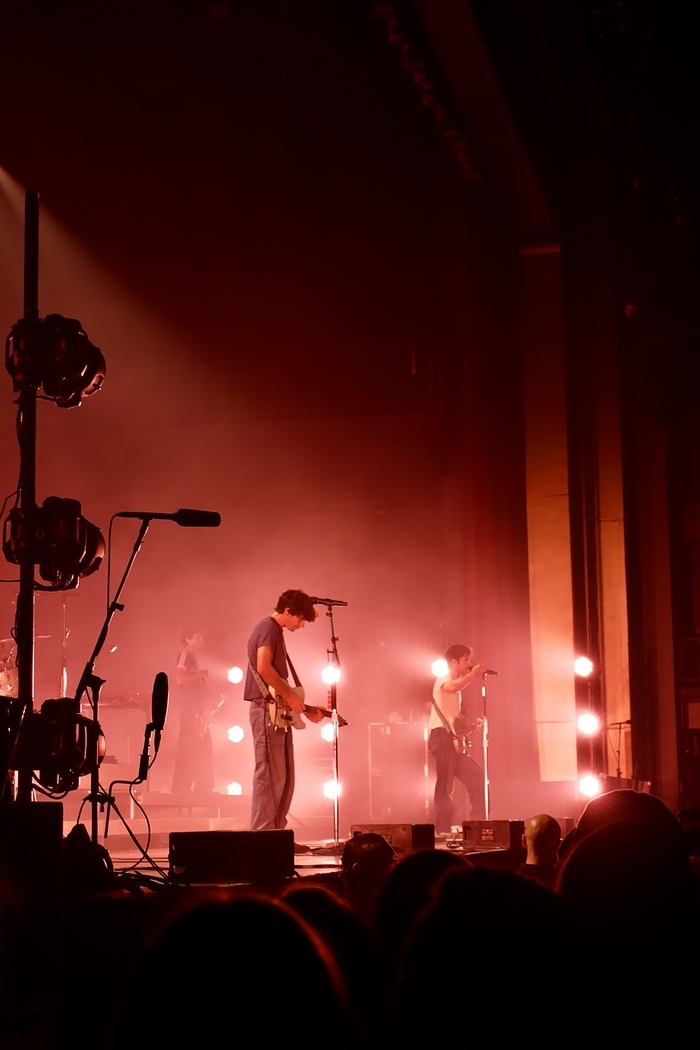 Groupe sur scène lumières rouges