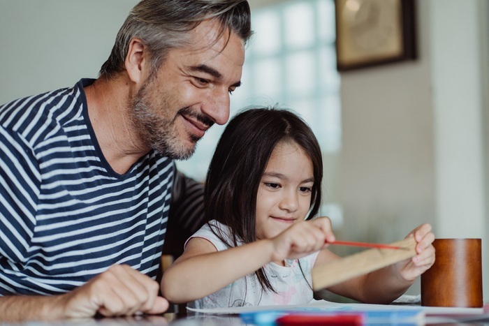 papa et sa fille faisant un atelier de bricolage