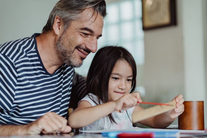 papa et sa fille faisant un atelier de bricolage