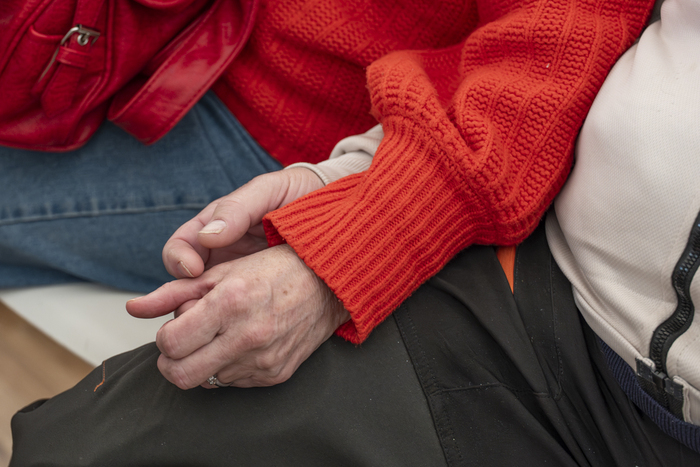 Deux personnes se tenant les mains