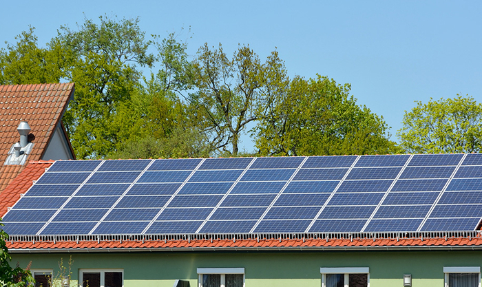 Toit avec panneaux solaires