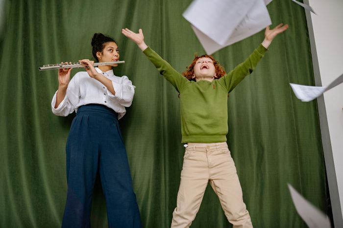 joueuse de flute et enfant heureux